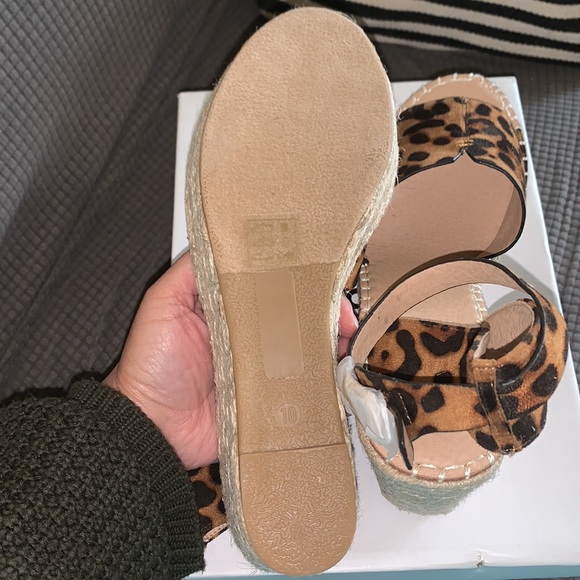 Queen George Size 10, Leopard espadrille wedges - Picture 6 of 6